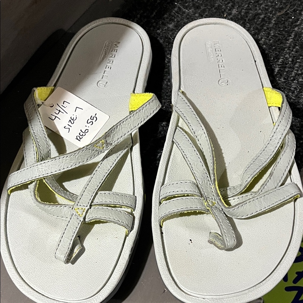 NWT Merrell Grey Leather Thong Sandals with Yellow Accents